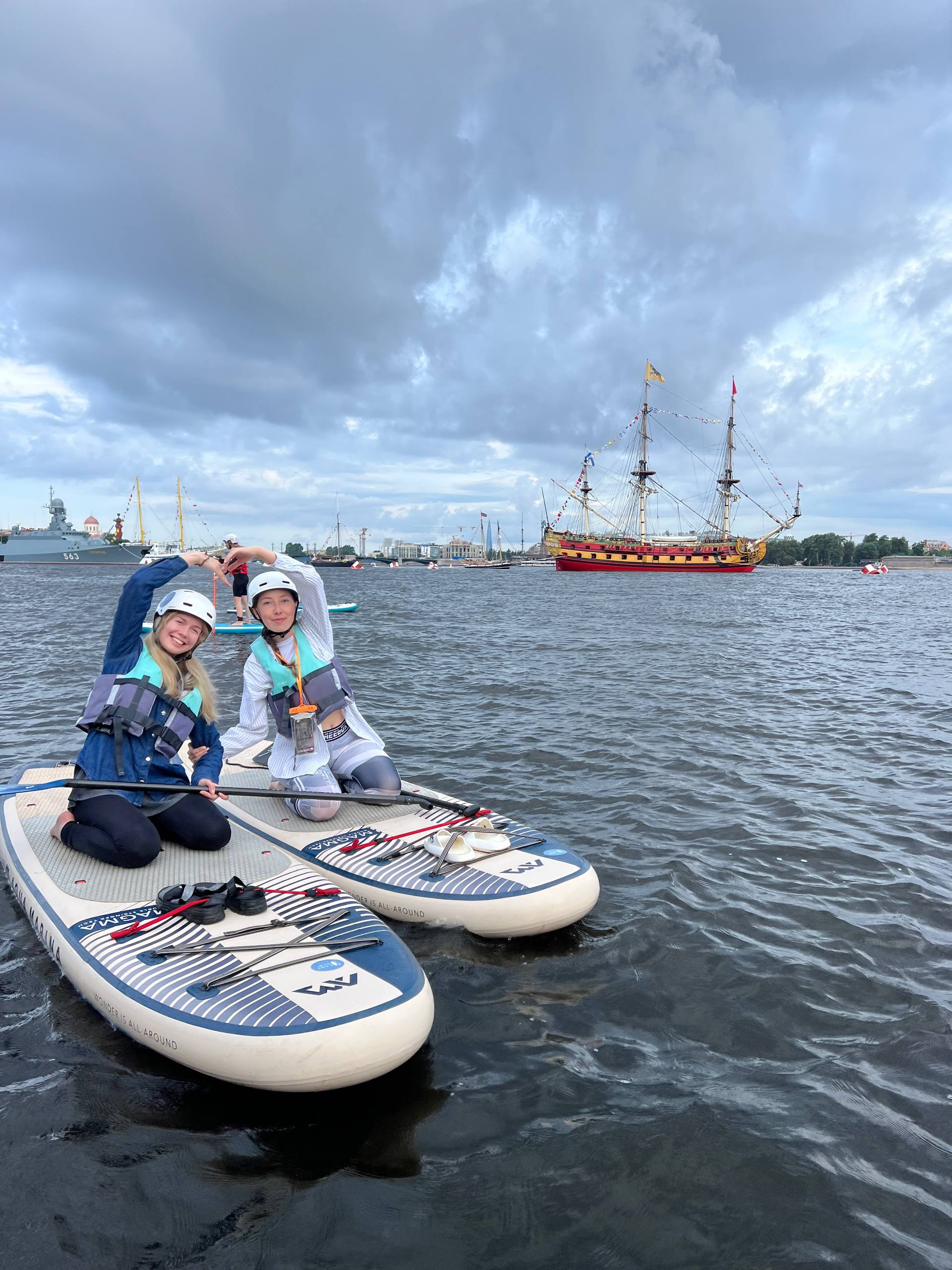 Группа на SUP-прогулке в Санкт-Петербурге