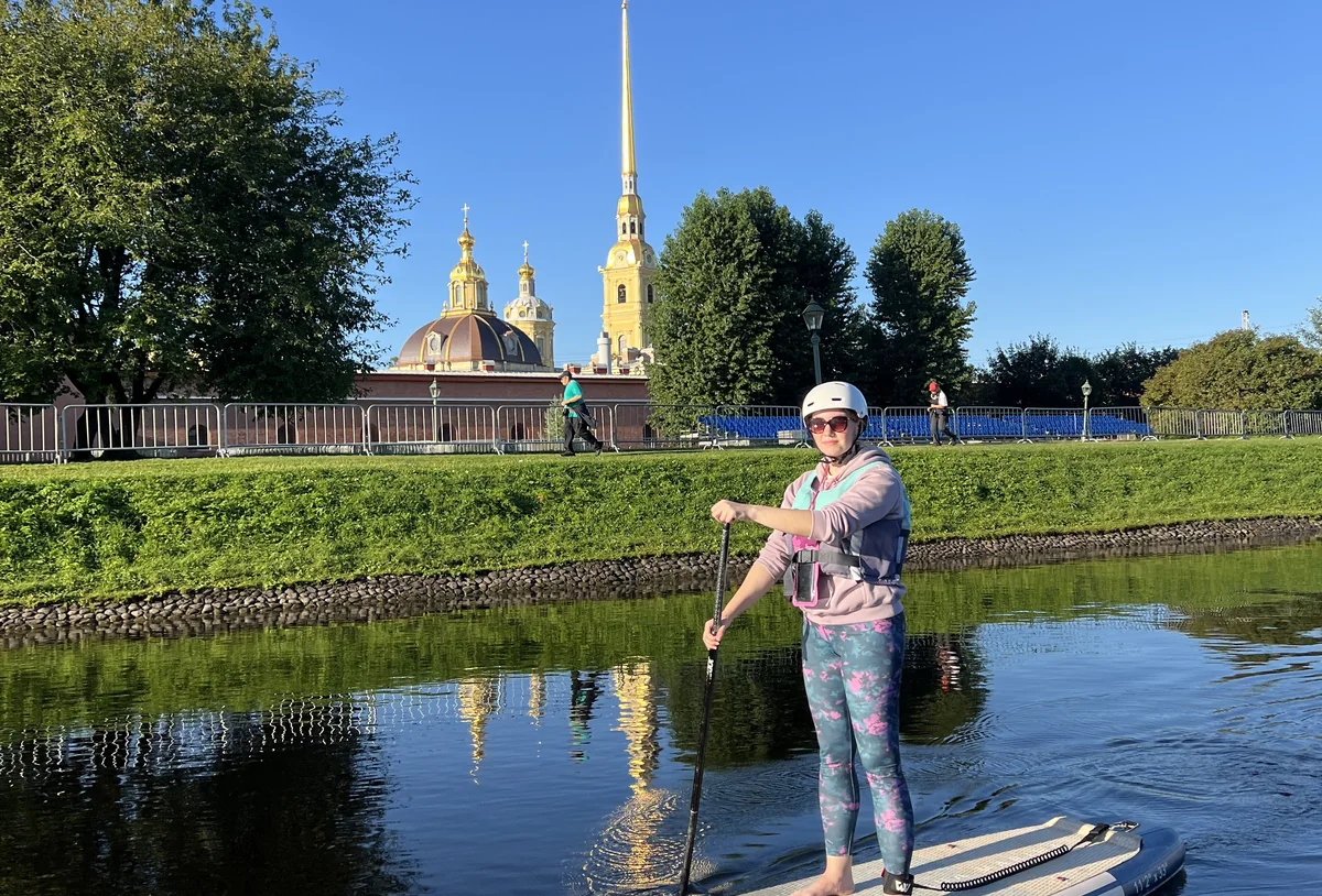 Участница на SUP-доске у Петропавловской крепости
