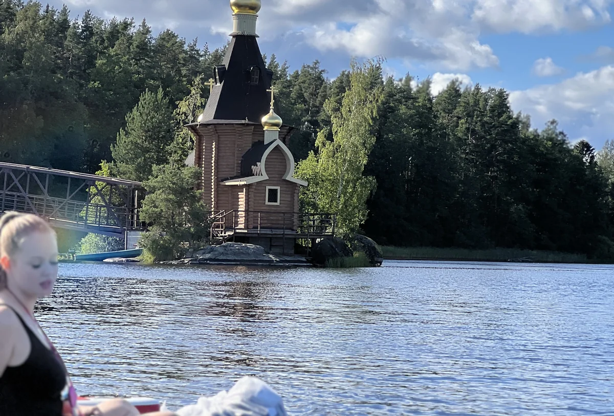 Часовня на острове во время SUP-прогулки по Вуоксе
